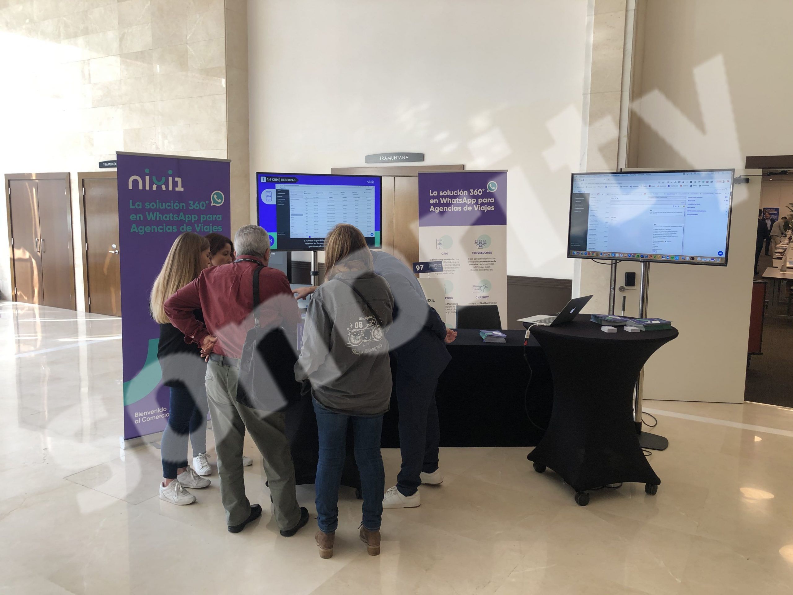 stand-televisores-en-evento-sitges-scaled